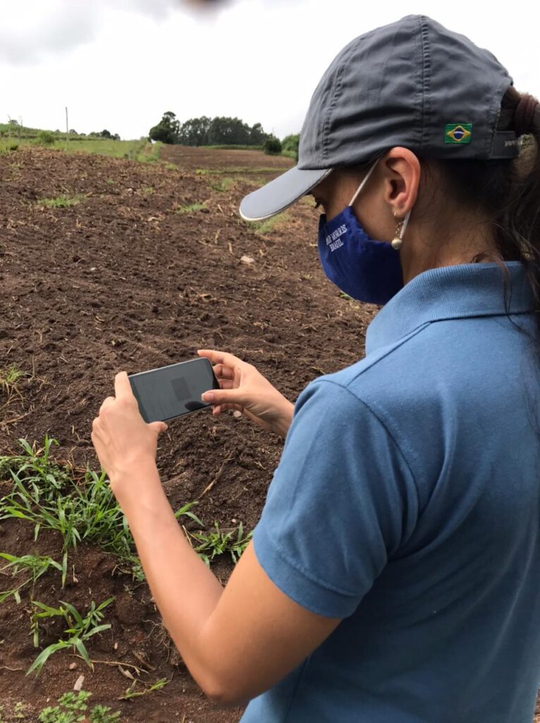 Orientadora do projeto Responsible Leaf coleta informações em fazenda no RS