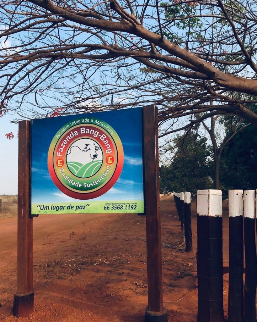 Placa na entrada da fazenda Bang Bang: "Um lugar de paz"