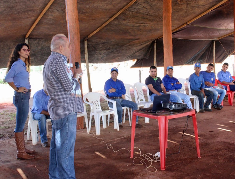 Luiz Castelo, dono da Fazenda Bang Bang em encontro com funcionários da fazenda